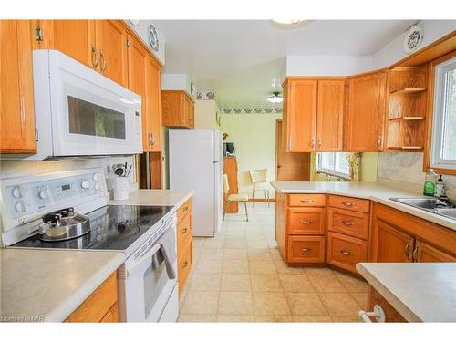 8204 Schisler Road, Niagara Falls, ON - Indoor Photo Showing Kitchen
