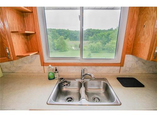 8204 Schisler Road, Niagara Falls, ON - Indoor Photo Showing Kitchen With Double Sink