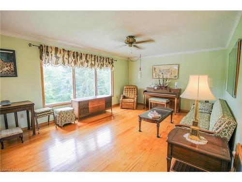 8204 Schisler Road, Niagara Falls, ON - Indoor Photo Showing Living Room
