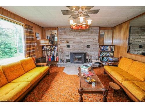 8204 Schisler Road, Niagara Falls, ON - Indoor Photo Showing Living Room With Fireplace