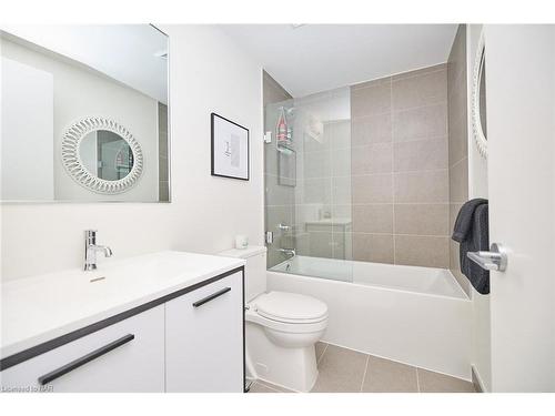 1611-385 Winston Road, Grimsby, ON - Indoor Photo Showing Bathroom