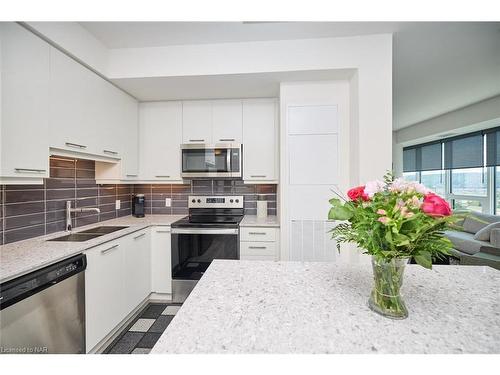 1611-385 Winston Road, Grimsby, ON - Indoor Photo Showing Kitchen With Stainless Steel Kitchen