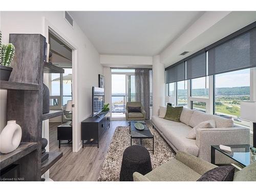 1611-385 Winston Road, Grimsby, ON - Indoor Photo Showing Living Room