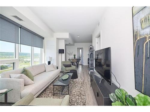 1611-385 Winston Road, Grimsby, ON - Indoor Photo Showing Living Room