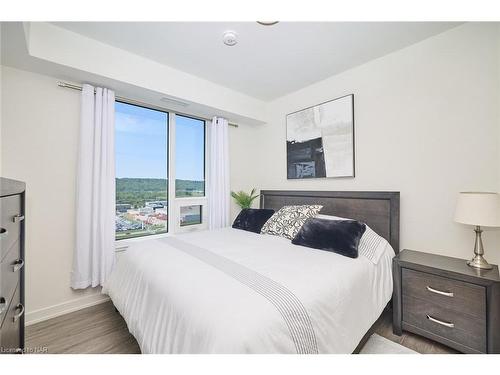 1611-385 Winston Road, Grimsby, ON - Indoor Photo Showing Bedroom