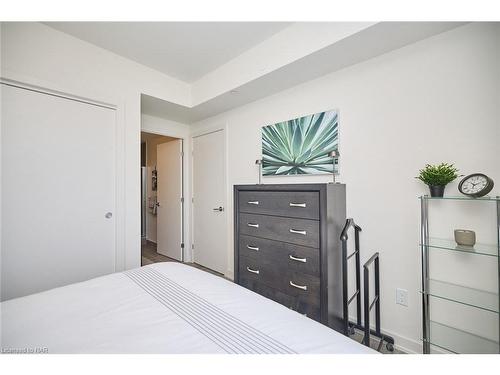 1611-385 Winston Road, Grimsby, ON - Indoor Photo Showing Bedroom