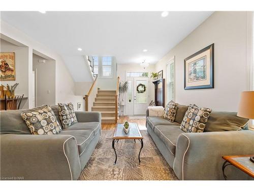 1270 Niagara Stone Road, Niagara-On-The-Lake, ON - Indoor Photo Showing Living Room