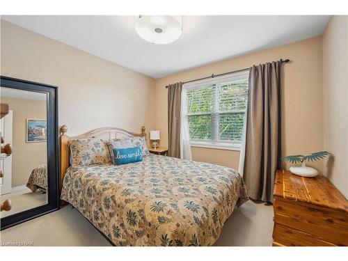 1270 Niagara Stone Road, Niagara-On-The-Lake, ON - Indoor Photo Showing Bedroom