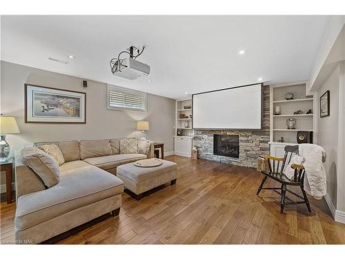 1270 Niagara Stone Road, Niagara-On-The-Lake, ON - Indoor Photo Showing Living Room