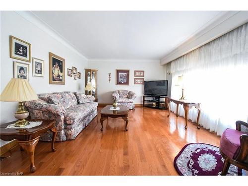 79 Kilgour Avenue, Welland, ON - Indoor Photo Showing Living Room