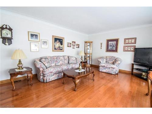 79 Kilgour Avenue, Welland, ON - Indoor Photo Showing Living Room