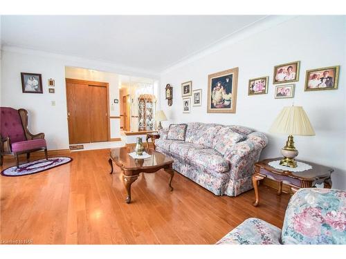 79 Kilgour Avenue, Welland, ON - Indoor Photo Showing Living Room