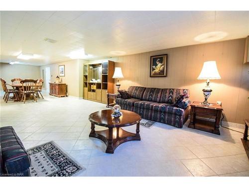 79 Kilgour Avenue, Welland, ON - Indoor Photo Showing Living Room