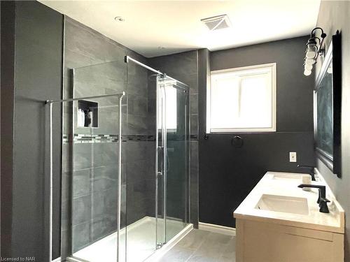 8272 Woodsview Crescent, Niagara Falls, ON - Indoor Photo Showing Bathroom