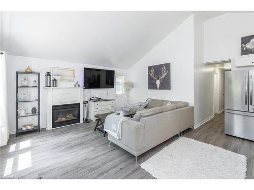 3224 Maple Avenue, Fort Erie, ON - Indoor Photo Showing Living Room