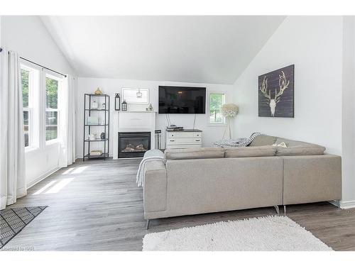 3224 Maple Avenue, Fort Erie, ON - Indoor Photo Showing Living Room With Fireplace