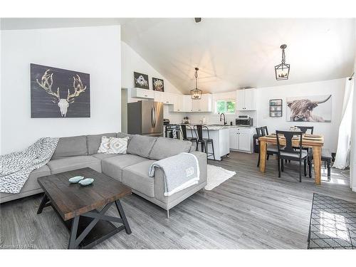 3224 Maple Avenue, Fort Erie, ON - Indoor Photo Showing Living Room With Fireplace