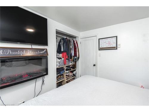 3224 Maple Avenue, Fort Erie, ON - Indoor Photo Showing Bedroom