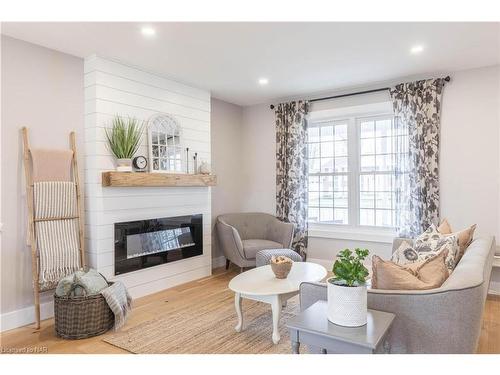 674 Lakeside Road, Fort Erie, ON - Indoor Photo Showing Living Room With Fireplace