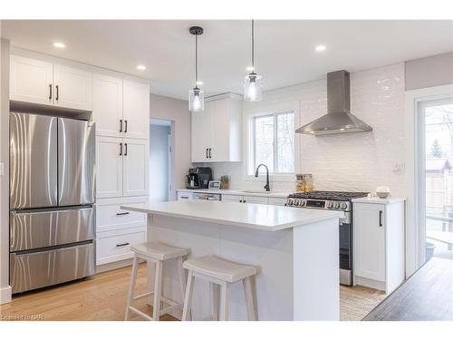 674 Lakeside Road, Fort Erie, ON - Indoor Photo Showing Kitchen With Upgraded Kitchen