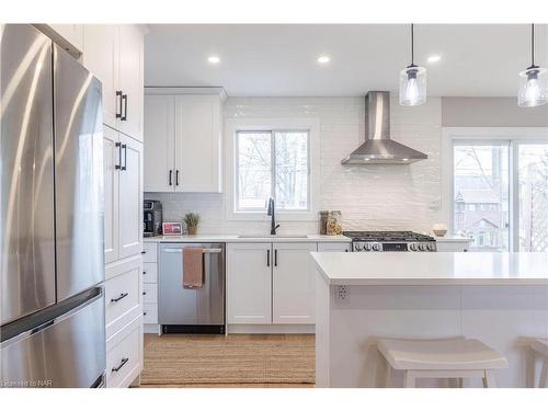 674 Lakeside Road, Fort Erie, ON - Indoor Photo Showing Kitchen With Upgraded Kitchen