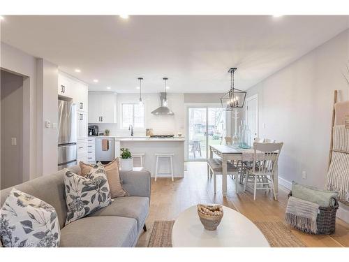 674 Lakeside Road, Fort Erie, ON - Indoor Photo Showing Living Room