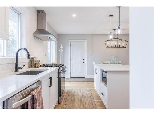 674 Lakeside Road, Fort Erie, ON - Indoor Photo Showing Kitchen With Upgraded Kitchen