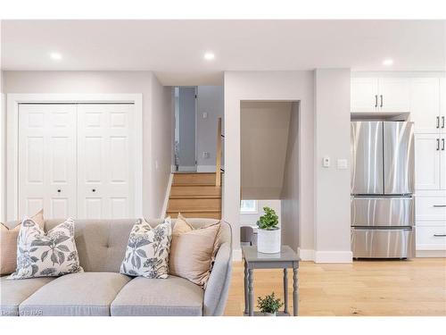 674 Lakeside Road, Fort Erie, ON - Indoor Photo Showing Living Room