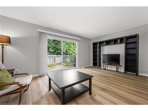 43-302 Vine Street, St. Catharines, ON - Indoor Photo Showing Living Room