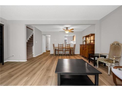 43-302 Vine Street, St. Catharines, ON - Indoor Photo Showing Living Room