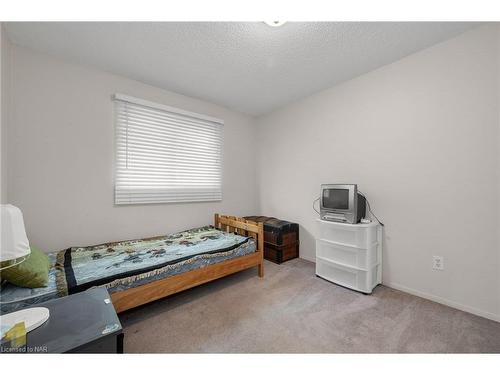 43-302 Vine Street, St. Catharines, ON - Indoor Photo Showing Bedroom