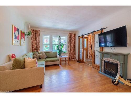 28 William Street, Hamilton, ON - Indoor Photo Showing Living Room With Fireplace