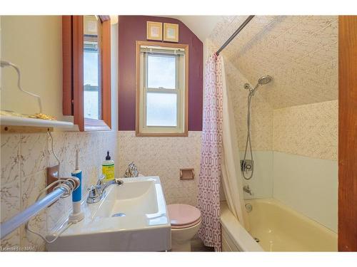 28 William Street, Hamilton, ON - Indoor Photo Showing Bathroom