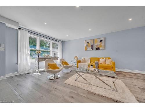 89 Ambleside Drive Sw, Brampton, ON - Indoor Photo Showing Living Room