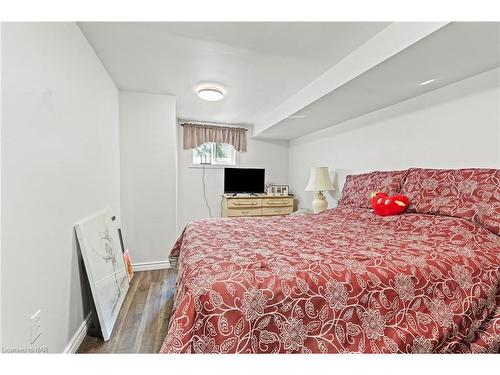 15 Manley Crescent, Thorold, ON - Indoor Photo Showing Bedroom