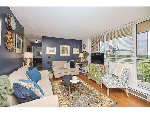 804-6400 Huggins Street, Niagara Falls, ON - Indoor Photo Showing Living Room