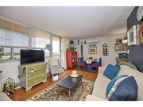 804-6400 Huggins Street, Niagara Falls, ON - Indoor Photo Showing Living Room