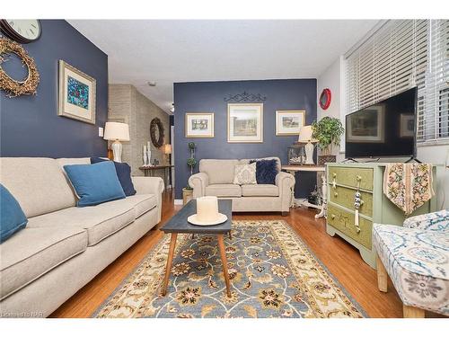 804-6400 Huggins Street, Niagara Falls, ON - Indoor Photo Showing Living Room