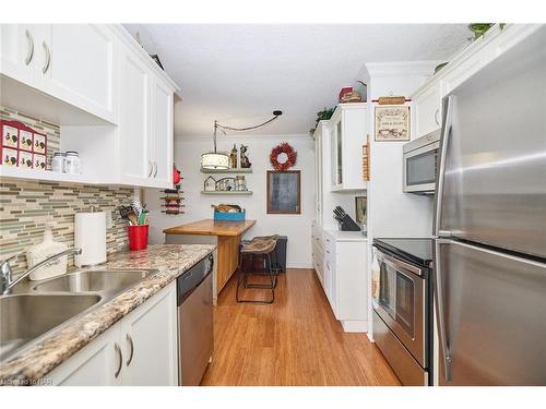 804-6400 Huggins Street, Niagara Falls, ON - Indoor Photo Showing Kitchen With Double Sink