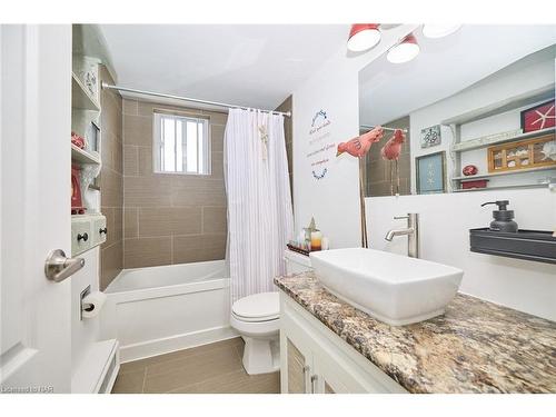 804-6400 Huggins Street, Niagara Falls, ON - Indoor Photo Showing Bathroom