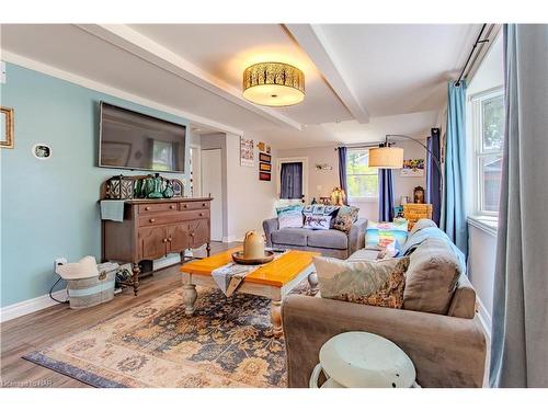 289 Derby Road, Crystal Beach, ON - Indoor Photo Showing Living Room