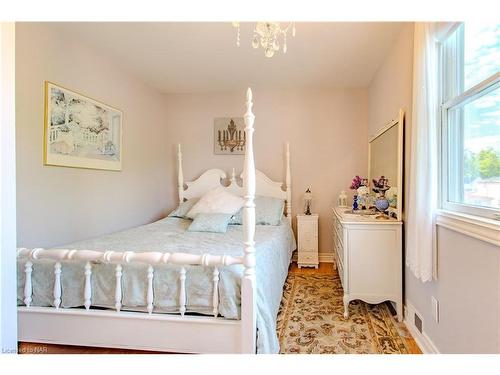 289 Derby Road, Crystal Beach, ON - Indoor Photo Showing Bedroom