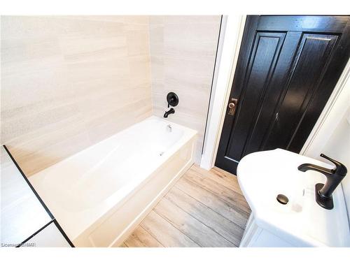 24 Elmview Street E, Welland, ON - Indoor Photo Showing Bathroom