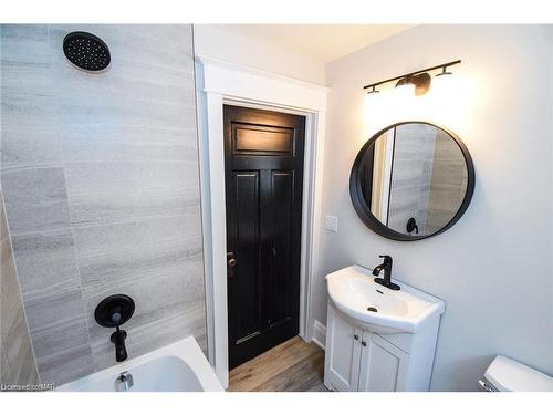 24 Elmview Street E, Welland, ON - Indoor Photo Showing Bathroom