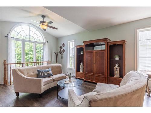 107 Colbeck Drive, Welland, ON - Indoor Photo Showing Living Room