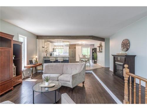 107 Colbeck Drive, Welland, ON - Indoor Photo Showing Living Room