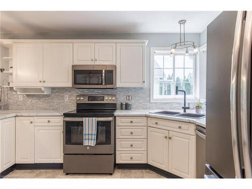 107 Colbeck Drive, Welland, ON - Indoor Photo Showing Kitchen With Double Sink With Upgraded Kitchen