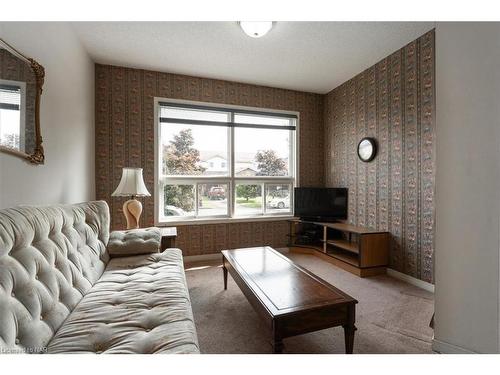 128 Devine Crescent, Thorold, ON - Indoor Photo Showing Living Room