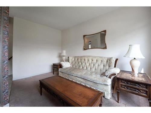 128 Devine Crescent, Thorold, ON - Indoor Photo Showing Living Room