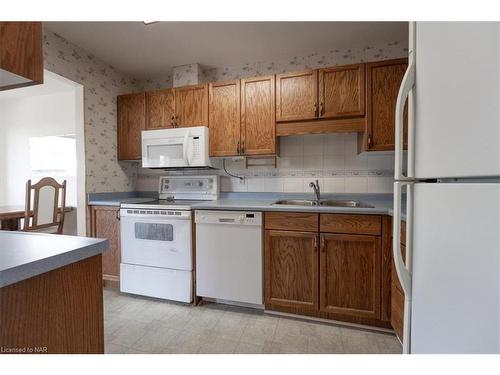 128 Devine Crescent, Thorold, ON - Indoor Photo Showing Kitchen With Double Sink